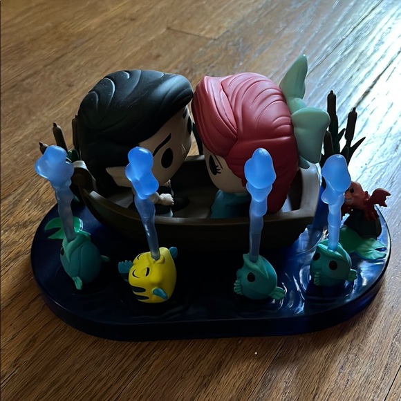 Funko POP Little Mermaid Kiss the Girl - Picture 1 of 4